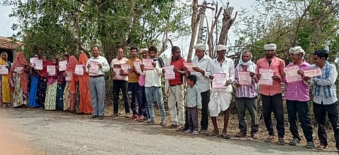 हुंकार महारैली में भाग लेने के लिए गांव गांव बांटे जा रहे हैं पत्रक  