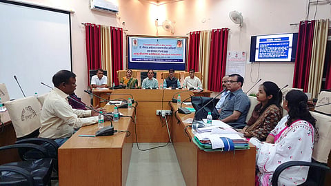 डॉ. भीमराव अंबेडकर दलित आदिवासी उद्यम प्रोत्साहन योजना की आमुखीकरण कार्यशाला को संबोधित करते जिला कलक्टर।