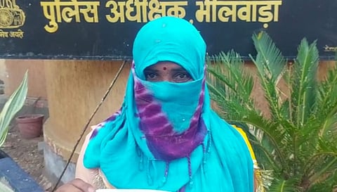 पीड़ित महिला एसपी कार्यालय के बाहर न्याय की गुहार लगाते हुए। 
