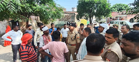गोरखपुर के बड़हलगंज में ट्रैक्टर पर अश्लील गाने का विरोध करने पर दलित की हत्या के बाद मौजूद पुलिस अधिकारी। 