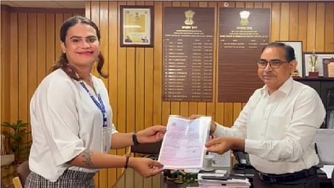 आर्थिक और सांख्यिकी विभाग के अधिकारी ने ट्रांसजेंडर नूर शेखावत को सौंपा जन्म प्रमाण पत्र 