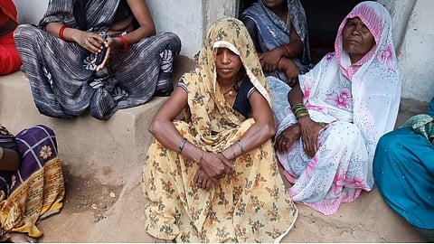 दशमत की पत्नी गांव की महिलाओं के साथ घर के सामने बैठी हुई। 
