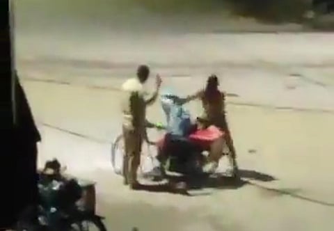 दिव्यांग सचिन को पीटते पुलिसकर्मी का यह वीडियो वायरल है। 