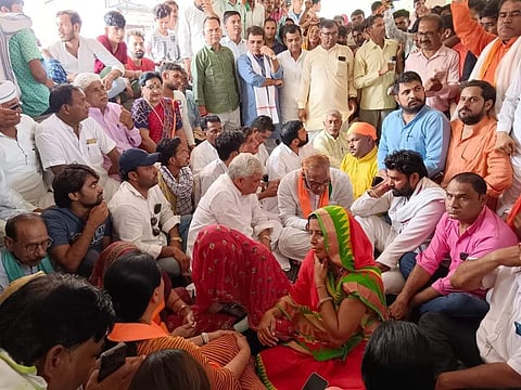 हिण्डौन में अस्पताल के बाहर धरने पर बैठे डॉ किरोड़ीलाल मीणा, परिजनों के साथ ग्रामीणों की भीड़