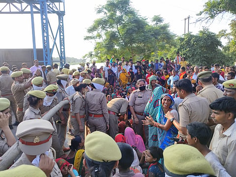 सीतापुर के बिसवां में बिसवां बहराइच मार्ग को जाम कर कार्रवाई की मांग करते ग्रामीण