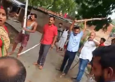 सोशल मीडिया पर वायरल हुआ वीडियो, आरोपियों के हाथ में लाठी डंडे 