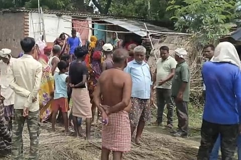  दूसरे के खेत से गुज़रते हैं तो विवाद होता है। 