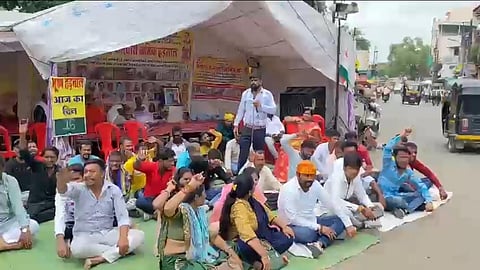 MP. खण्डवा में नगर निगम सफाई कर्मचारी मांगों को लेकर भूख हड़ताल पर। 