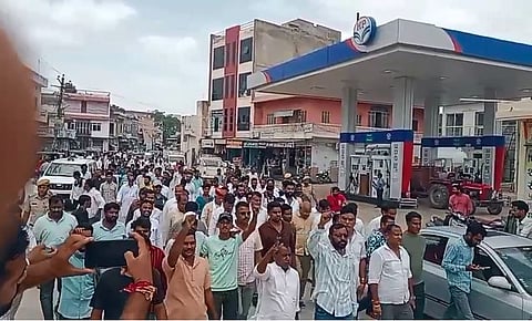घटना के बाद आक्रोशित बहुजन समाज के लोग। 