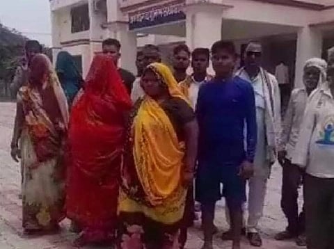 हाथरस में दलितों को कांवड़ न चढ़ाने देने पर एसपी कार्यालय पहुंचे ग्रामीण