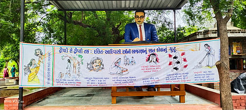 दलित शक्ति केंद्र के प्रतिनिधि-मंडल ने महिला नेताओं को ऐसी साड़ियां पोस्ट की.