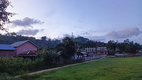 आदिवासियों को 'अवैध अप्रवासी' बताने के नैरेटिव को चैलेन्ज करता चुराचांदपुर की पहाड़ी में, 1911 में बसा आदिवासियों का यह मोलवाईफे गांव (Muolvaiphei Village)