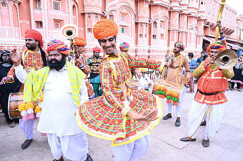 लोक कलाकार प्रोत्साहन योजना की लांचिंग पर जयपुर में उत्सव मनाते कलाकार 