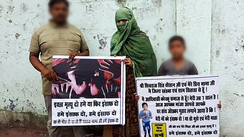 पीड़िता अपने पति व बेटे के साथ।