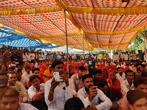 धरने पर बैठे बहुजन संगठनों के लोग 