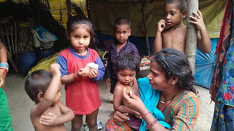 भीख मांगकर घर लौटी रागिनी अपनी छोटी बेटी को खाना खिलाते हुए