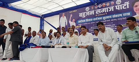 गंगापुरसिटी। सभा के दौरान मंचासीन अतिथि व बसपा कार्यकर्ता।
