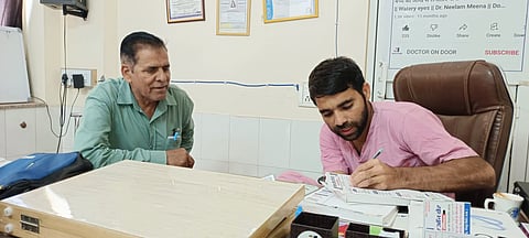 मरीज को परामर्श देते हुए डॉ. हरिसिंह मीणा।