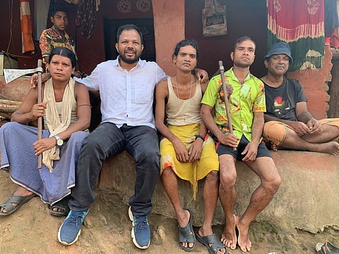 मूलनिवासी समाजसेवक संघ के प्रतिनिधि मधुसूदन और नियमगिरी के आदिवासी 