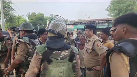 मौके पर पुलिस का भारी जाब्ता लगा हुआ है