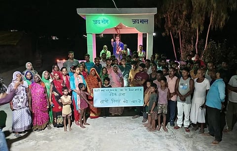 न्याय की मांग करते पीड़ित परिजन और ग्रामीण