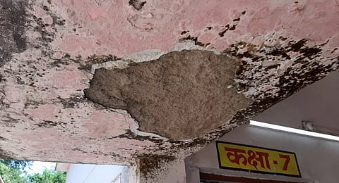 स्कूल के छत की जर्जर हालत