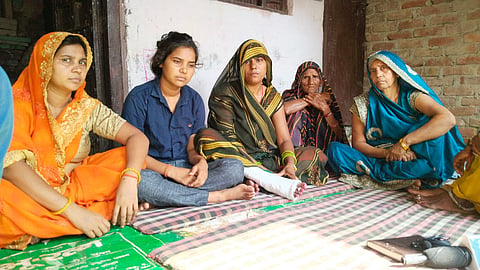 मोहित यादव का परिवार। रिंकी (हरी साड़ी में) और मां (नीली साड़ी में)