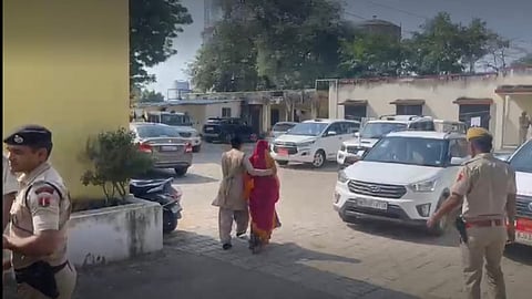 पीड़िता को मेडिकल के लिए ले जाती पुलिस