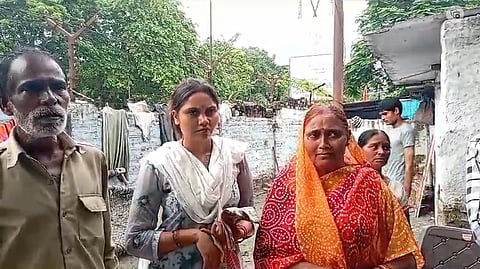 सफाई कर्मी बिट्टू वाल्मीकि के परिजन 