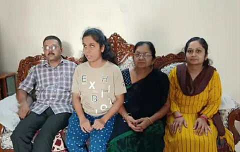  साक्षी अपने परिवार के साथ।