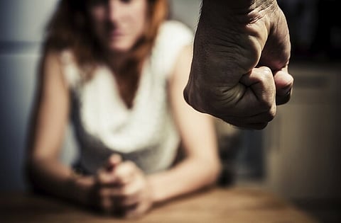 अब तक की खबरें : दलित युवती कुर्सी पर बैठी तो थानाधिकारी ने किया अपमानित, पेट पर लात!