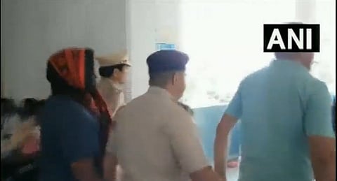मोनू मानेसर को गिरफ्तार करके ले जाती पुलिस