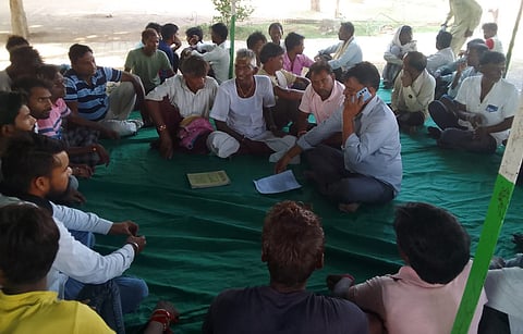 स्कूल के बाहर धरना देते ग्रामीण