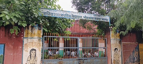 भरतपुर में स्थित भीमनगर बयाना का वह स्कूल जहां दलित छात्र पढ़ता है. छात्र को कथित तौर पर पानी पी लेने पर टीचर ने पीटा, जिससे अब छात्र डरा सहमा है.