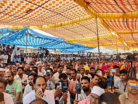 धरनास्थल पर मौजूद सर्वसमाज के लोग