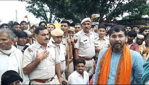 अलवर में पीड़ित परिजनों से समझाइश करती पुलिस