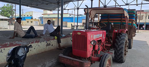 भोपाल। मण्डी परिसर में बिक्री के लिए उपज लेकर आए किसान।