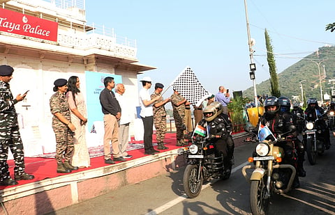 सीआरपीएफ ‘’यशस्विनी’’ महिला बाइक अभियान कार्यक्रम को संबोधित करते व प्रतिभागियों को सम्मानित कर रैली को आगे के लिए रवाना करते जिला कलक्टर अरविंद पोसवाल।