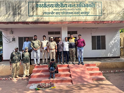 शिकार के आरोप में पकड़ा गया आदिवासी युवक