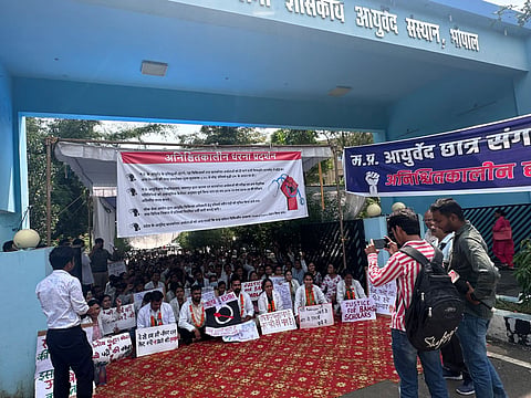 कॉलेज परिसर में भूखहड़ताल पर बैठे छात्र 