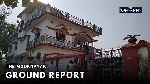 प्रेम चंद यादव के मकान के बाहर तैनात पुलिस फोर्स