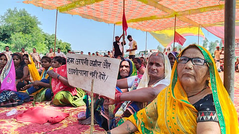 किसान आंदोलन के एक साल पूरे होने पर एक कार्यक्रम में आईं ग्रामीण महिलाएं, आजमगढ़