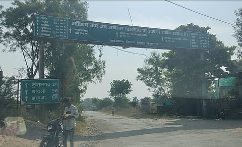कुशलगढ विधानसभा क्षेत्र में गराड खोड़ा , जमराई सहित दर्जनों आसपास के आदिवासी बाहुल गांवों में बाशिन्दे सड़क-पानी जैसी मूलभूत सुविधाओं के लिए तरस रहे हैं। 