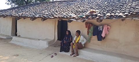 सीधी पेशाब कांड का पीड़ित आदिवासी दशमत रावत और उसका परिवार