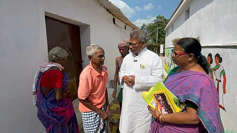 आदिवासी सेंगेल अभियान के राष्ट्रीय अध्यक्ष व पूर्व सांसद, सालखन मुर्मू आदिवासी समाज के लोगों के साथ