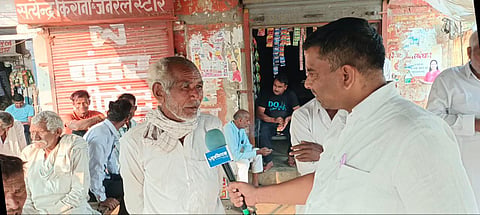 बामनवास विधान क्षेत्र में एक बुजुर्ग मतदाता से बात करते हुए द मूकनायक के पत्रकार अब्दुल माहिर
