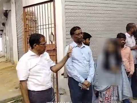 एसडीम गुलाब चन्द्र के साथ पीड़िता 