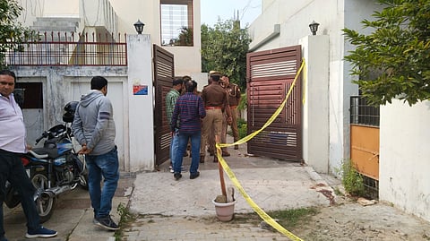 इंस्‍पेक्‍टर सतीश कुमार सिंह की हत्या के बाद घटनास्थल पर पहुंची थी पुलिस टीम। 
