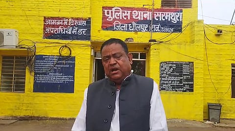 रिपोर्ट लिखाने के बाद थाने से निकलते खिलाड़ी लाल बैरवा