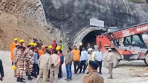 सुरंग के बाहर खड़े बचावकर्मी और अधिकारियो की टीम 